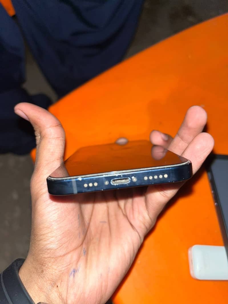 Apple iPhone 12 4