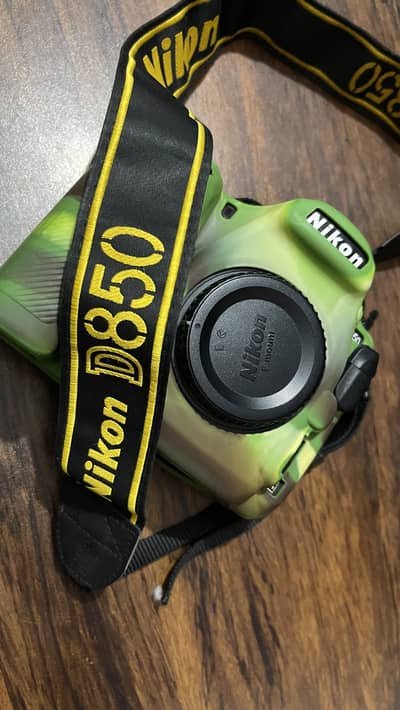Nikon D850 full frame with battery/charger like new condition 10/10