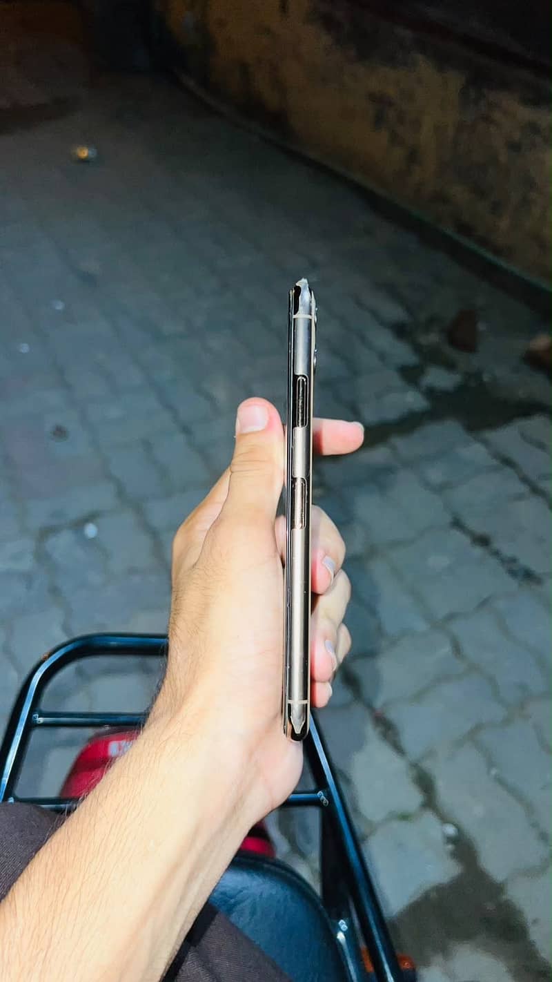 Apple iPhone 11 Pro Max 2