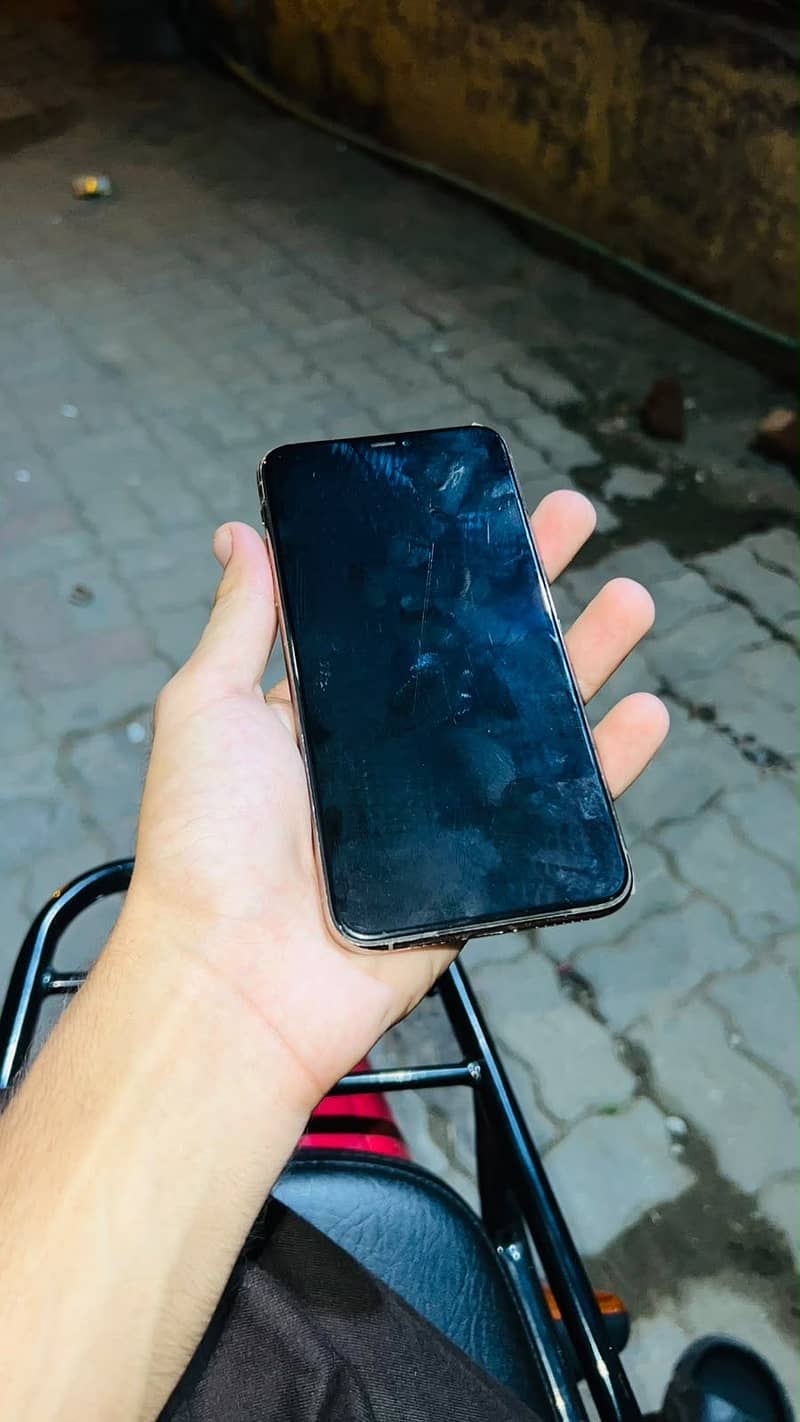 Apple iPhone 11 Pro Max 4