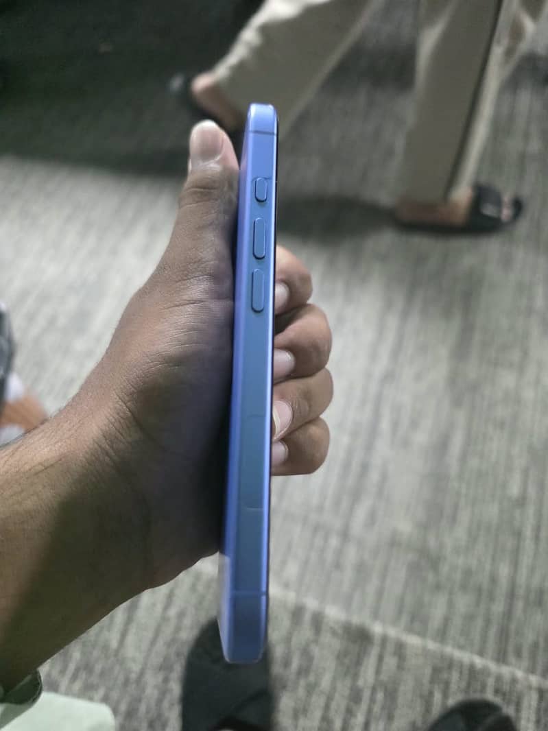 Apple iPhone 16 4