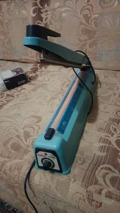 Bag sealing machine