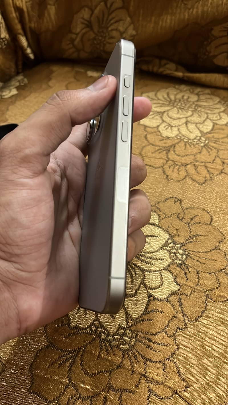 Apple iPhone 15 Pro 3