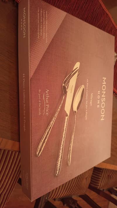 ARTHUR PRICE CUTLERY SET