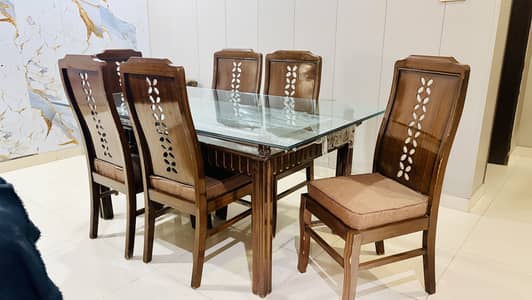 Dining Table with 6 chairs - Brand-new Condition 10/10