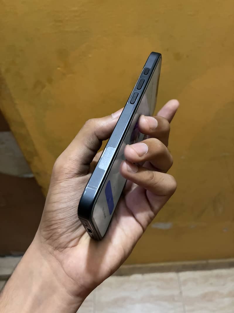 Iphone 16E 3