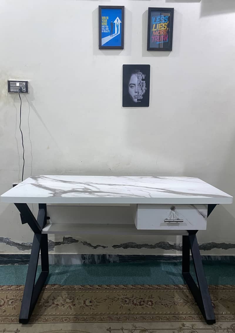 Table in white colour 0