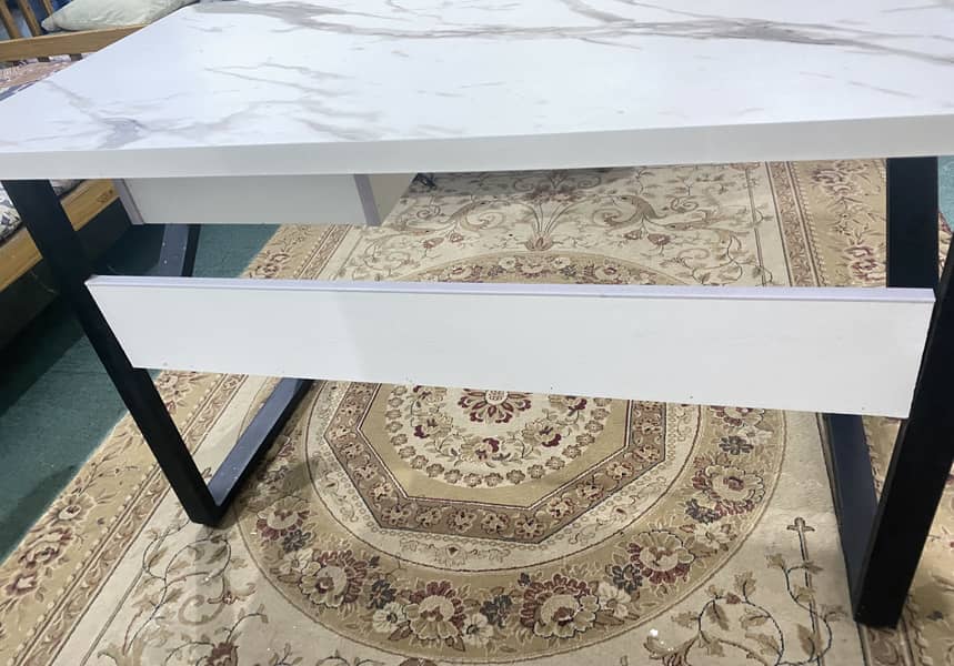 Table in white colour 1