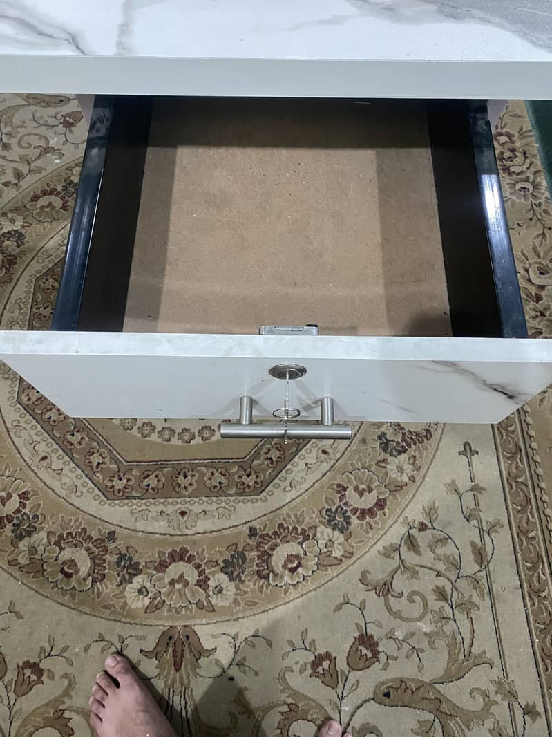 Table in white colour 2