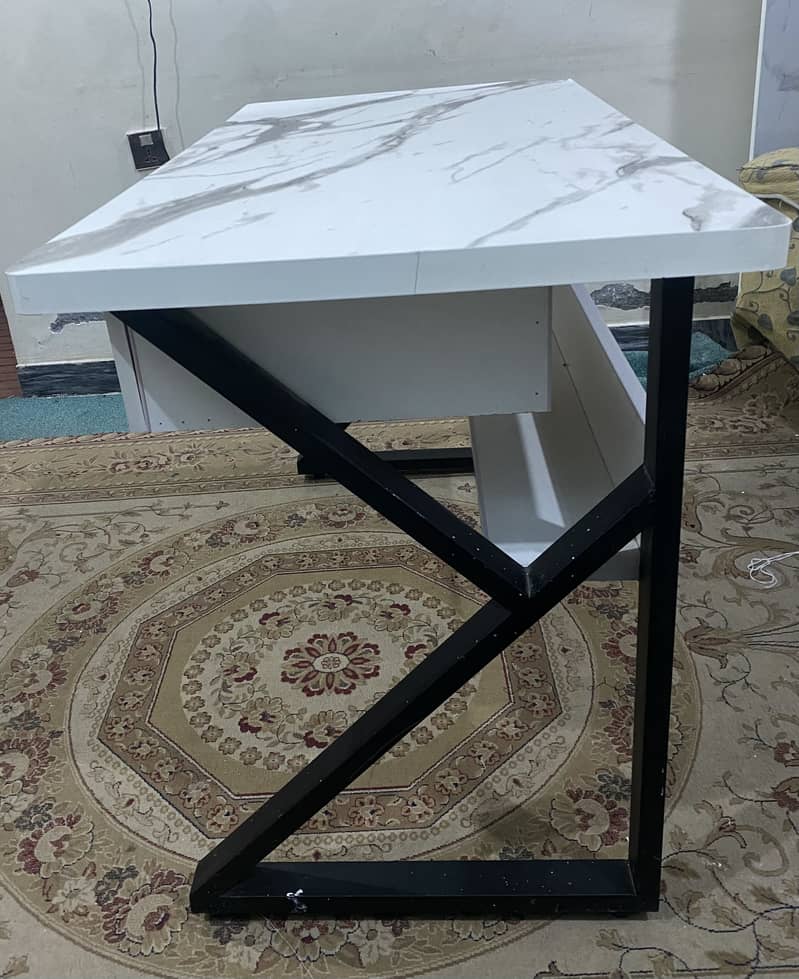 Table in white colour 4