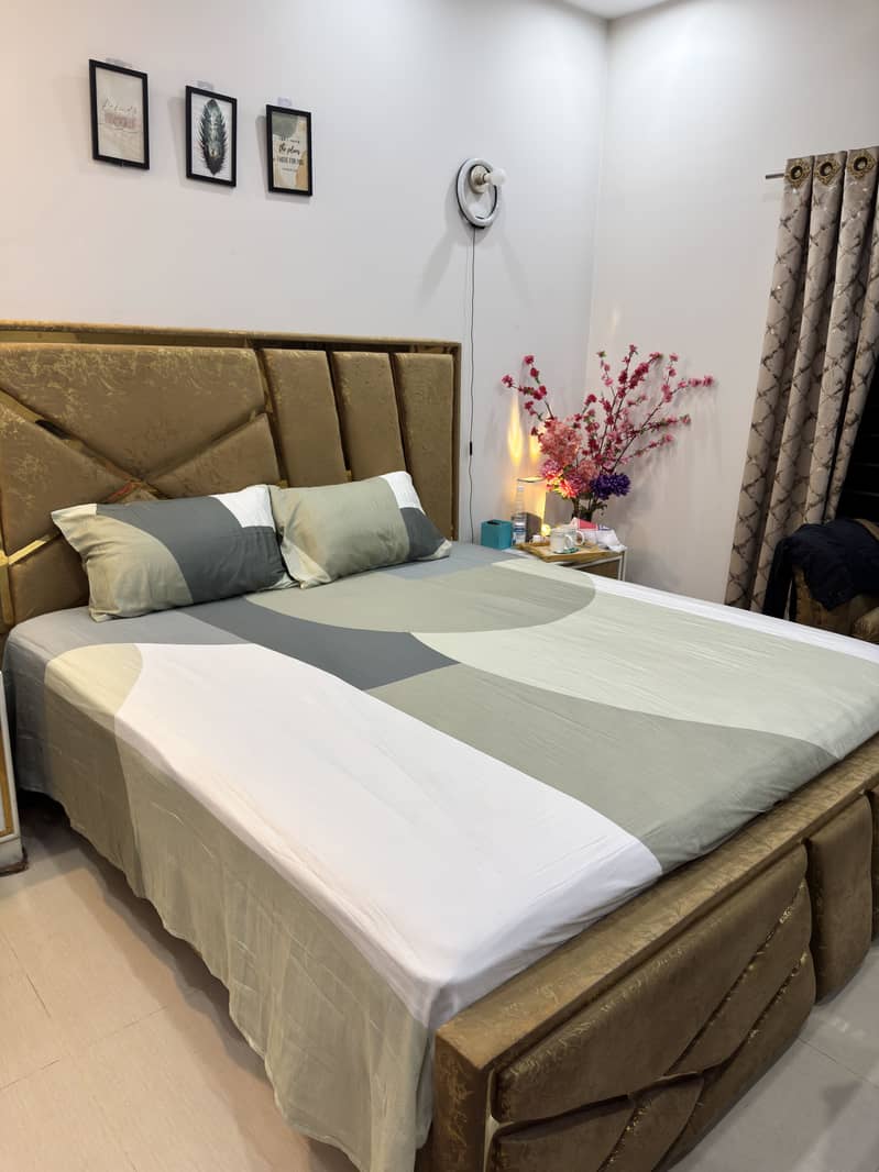 Bed with side tables 0
