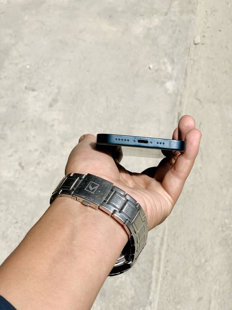 Apple iPhone 13 2
