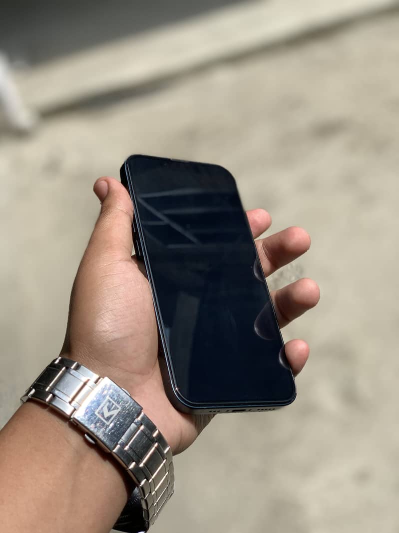 Apple iPhone 13 5