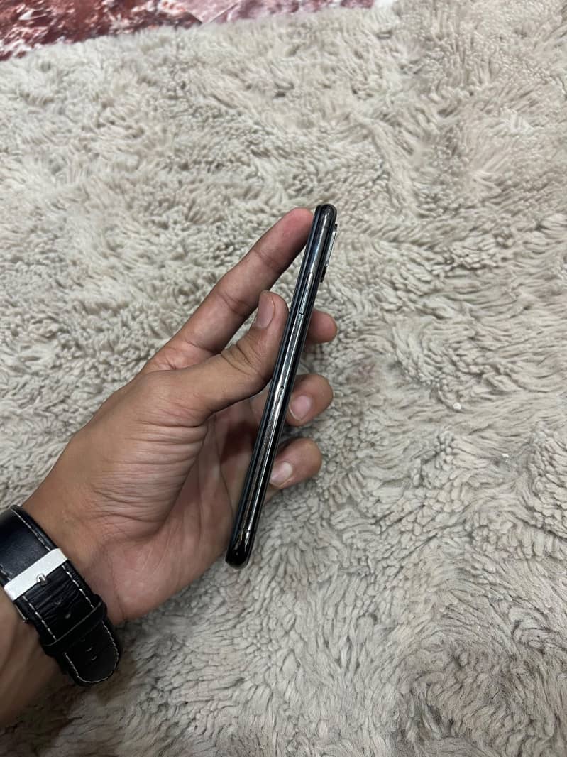 Apple iPhone XS 4