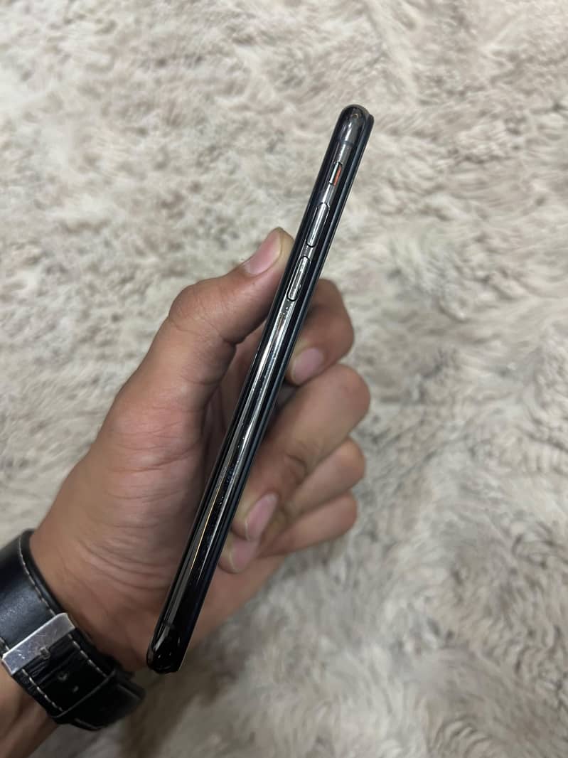 Apple iPhone XS 11