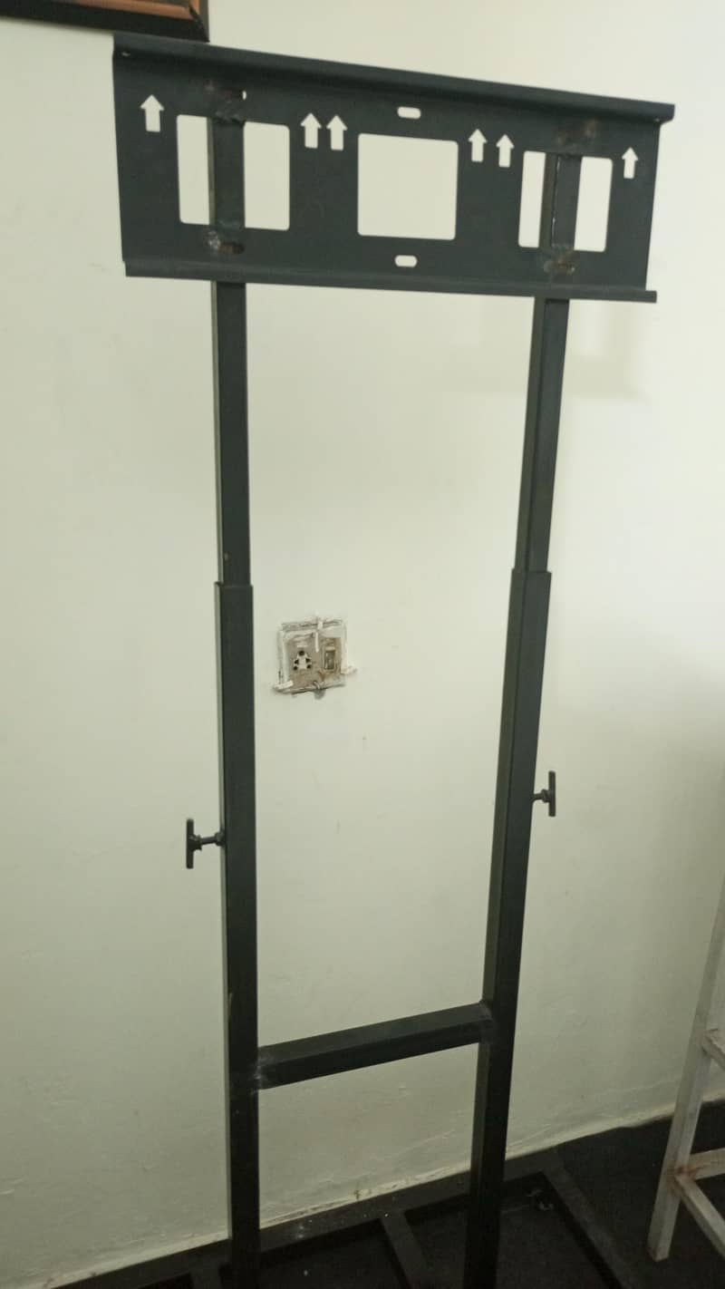 portable LCD stand. 1