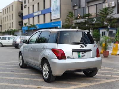 Toyota IST 2003