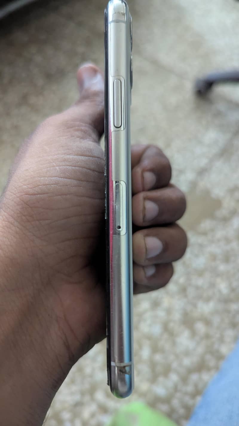 Apple iPhone 11 Pro 4