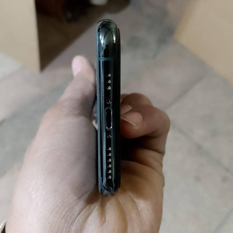 Apple iPhone 11 Pro 4