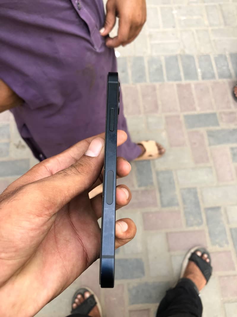 Apple iPhone 12 4