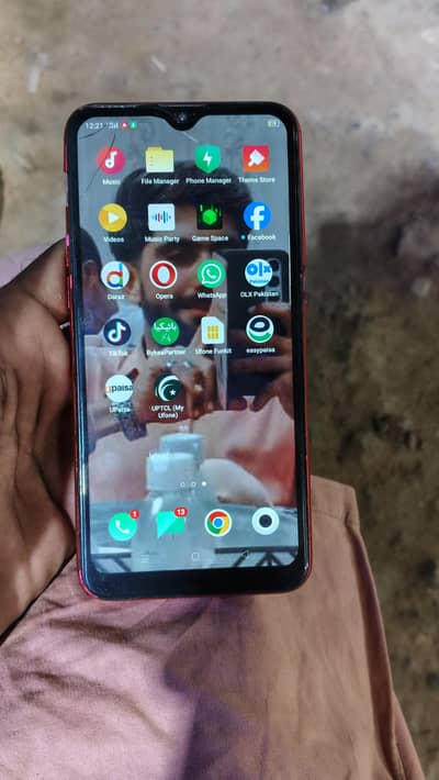 mobile ok hai touch caruck  hai but kaam ok karta hai