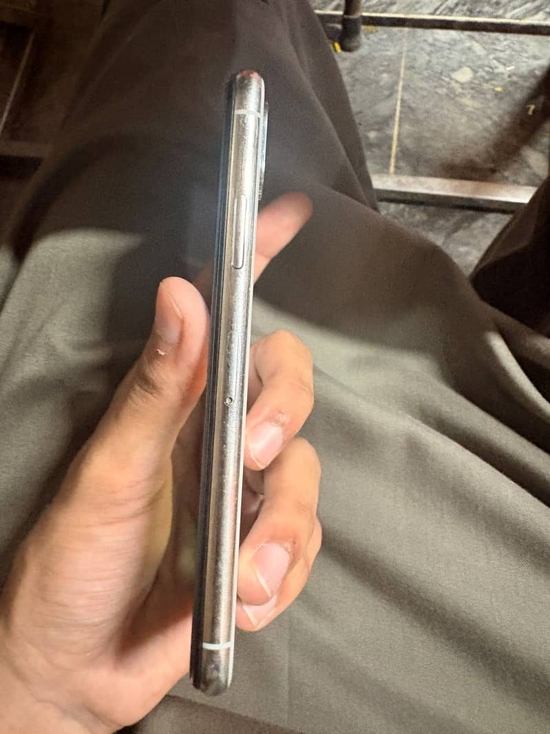 Apple iPhone X 4