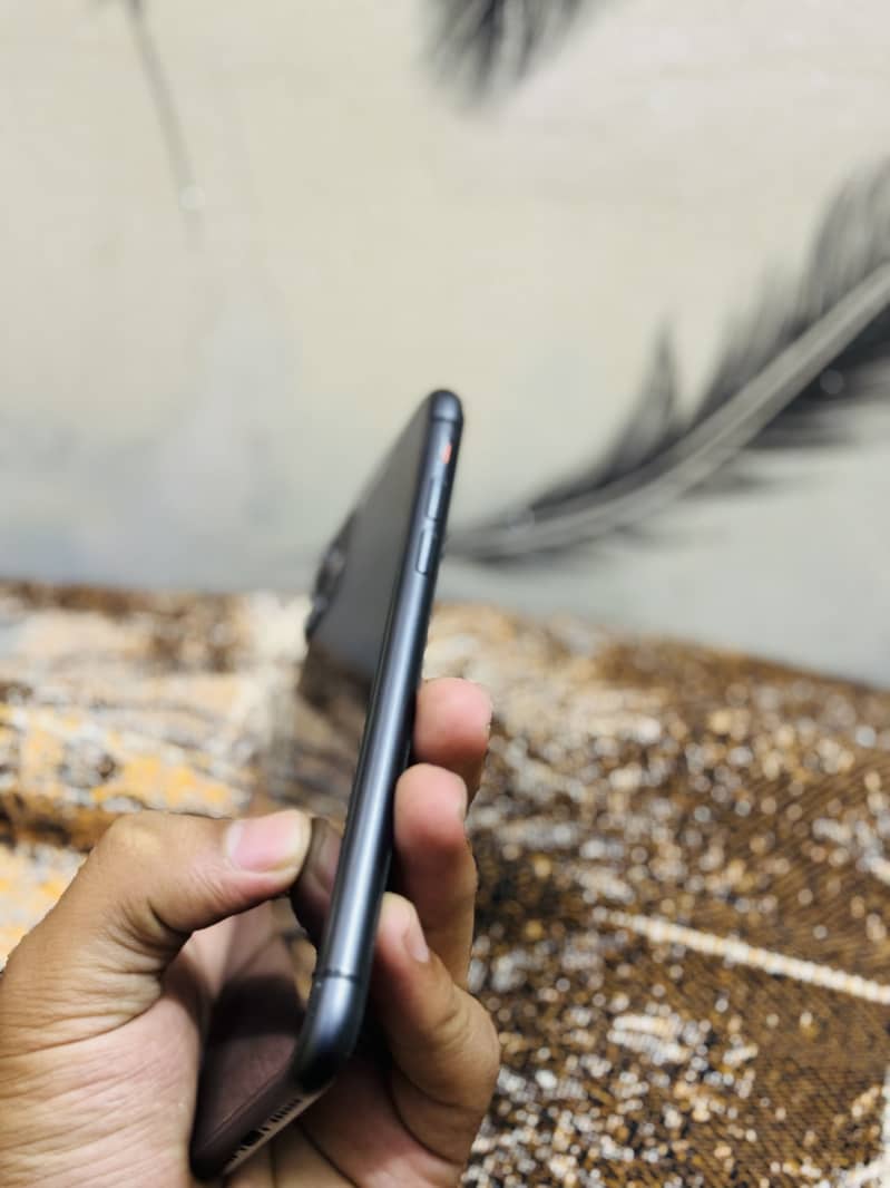 Apple iPhone 11 4
