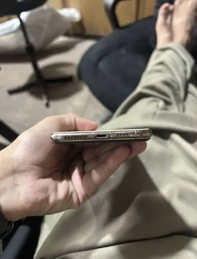 Apple iPhone 11 Pro Max 4