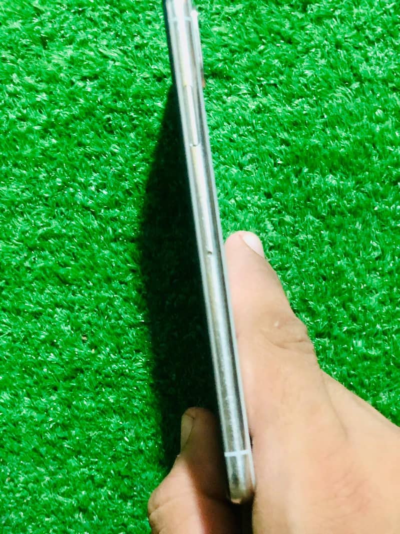 Apple iPhone X 4