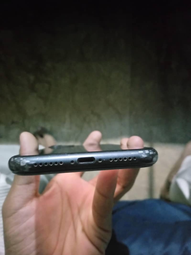 Apple iPhone 11 4