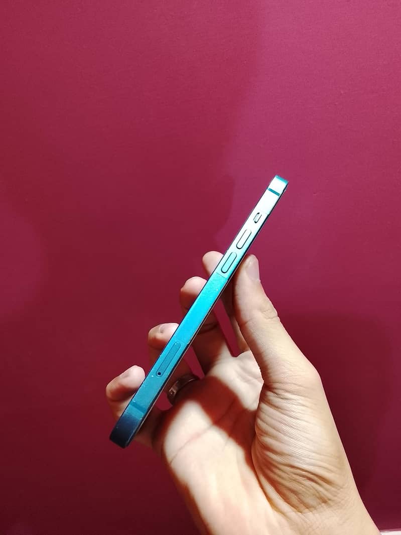 Apple iPhone 13 5