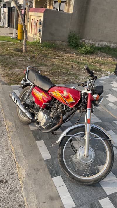 Honda 125 red