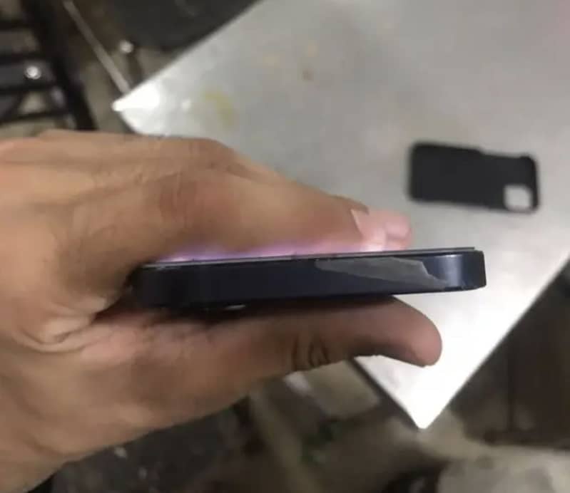 Apple iPhone 12 4