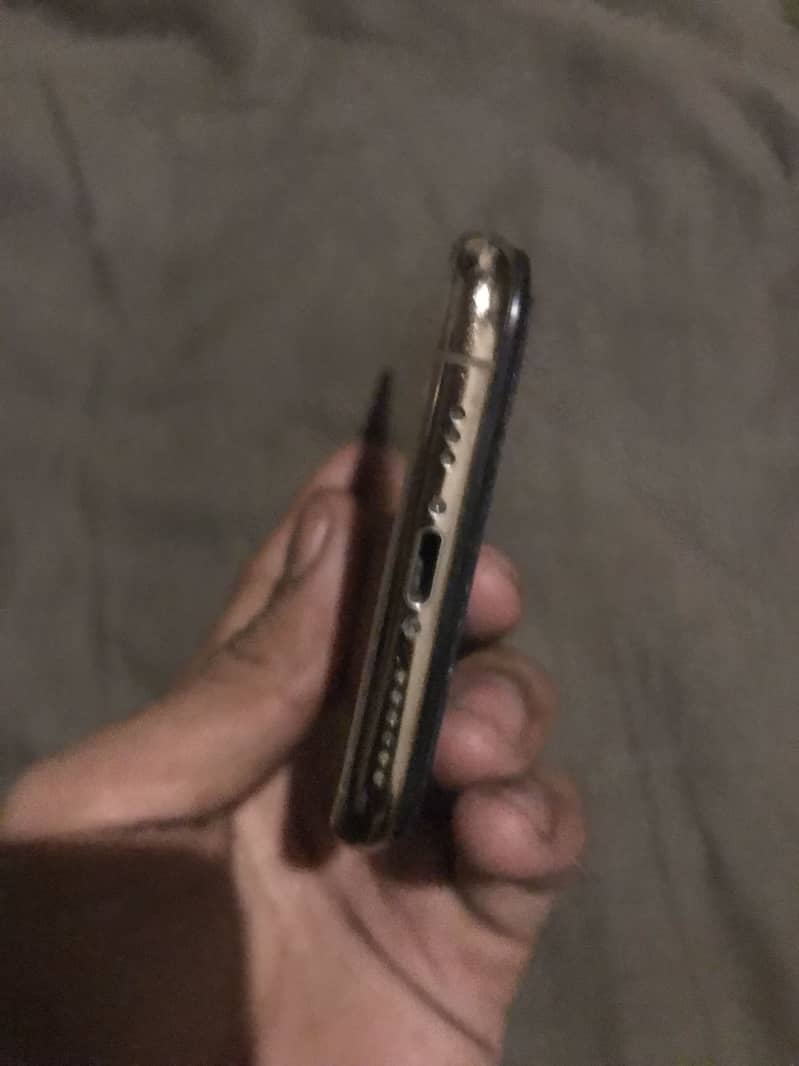Apple iPhone XS 4