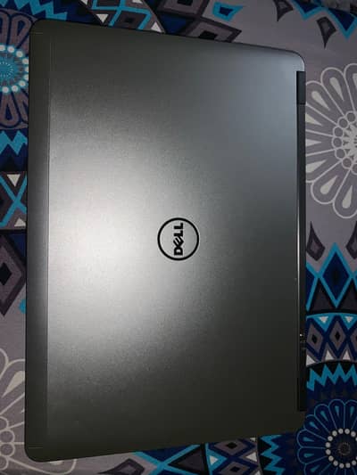 Dell machine 4th grenation with original charger 10/10 condition