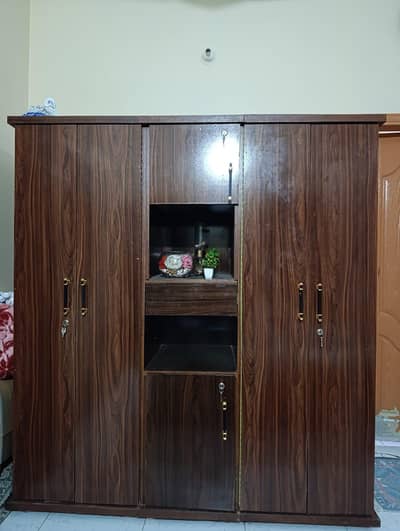 2 Door wardrobe with center shelf in New Condition