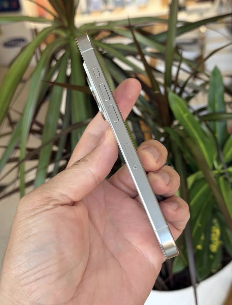 Apple iPhone 15 Pro 4