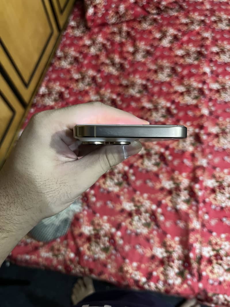 Apple iPhone 16 Pro Max 2