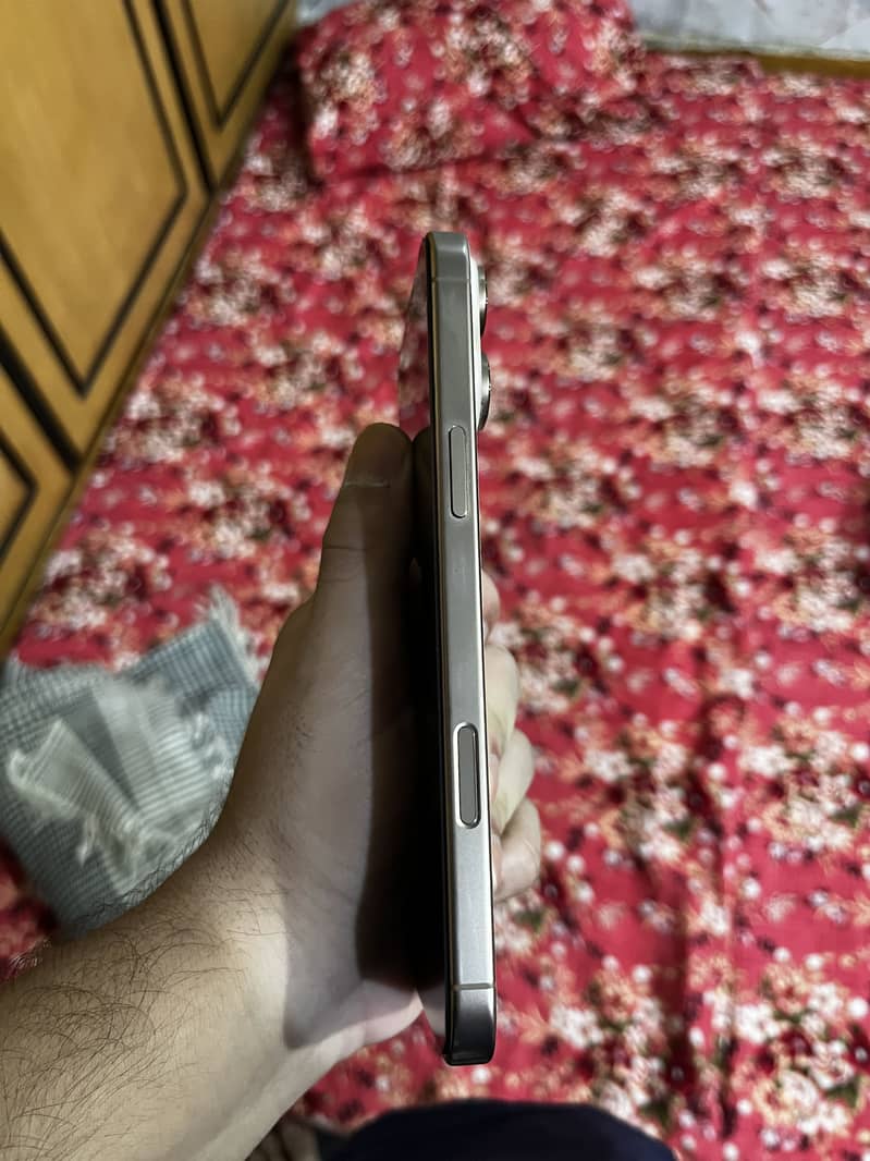 Apple iPhone 16 Pro Max 4