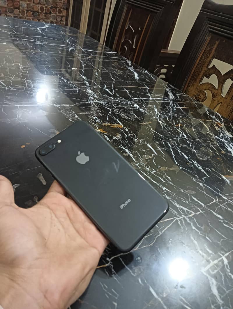 Apple iPhone 8 Plus 0