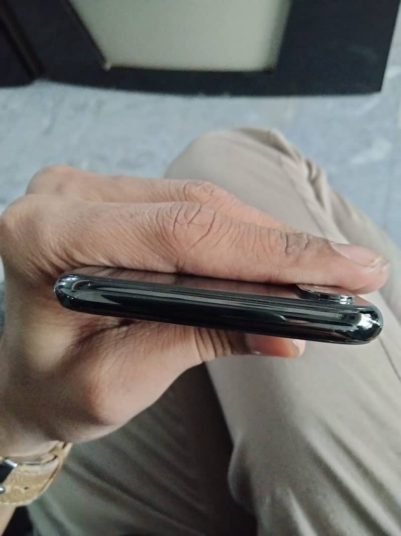 Apple iPhone X 4