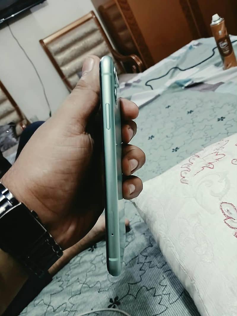 Apple iPhone 11 4