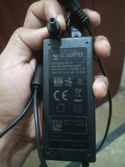 Laptop charger approx 19 Volt 3.42 Ampear
