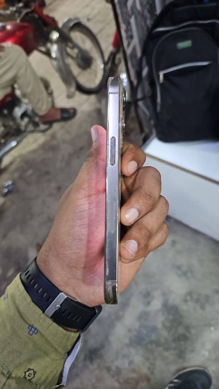 Apple iPhone 13 Pro 4