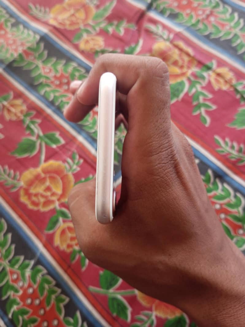 Apple iPhone 7 4