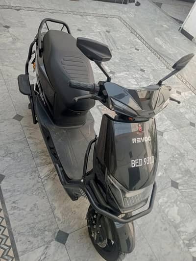 REVOO C32 young
