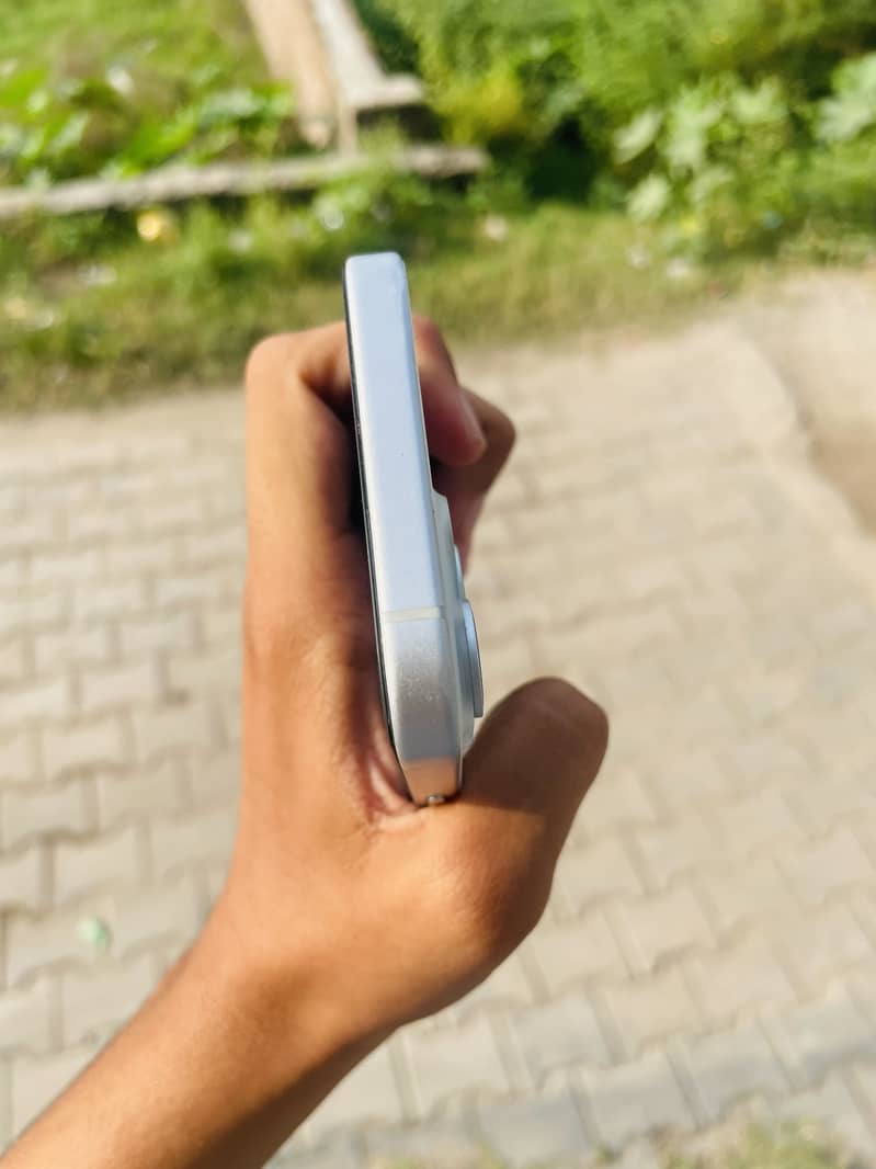 Apple iPhone 15 4