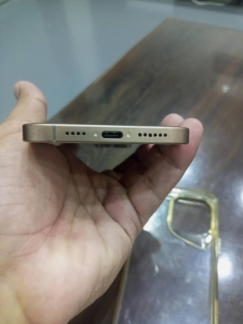 Apple iPhone 16 Pro Max 4