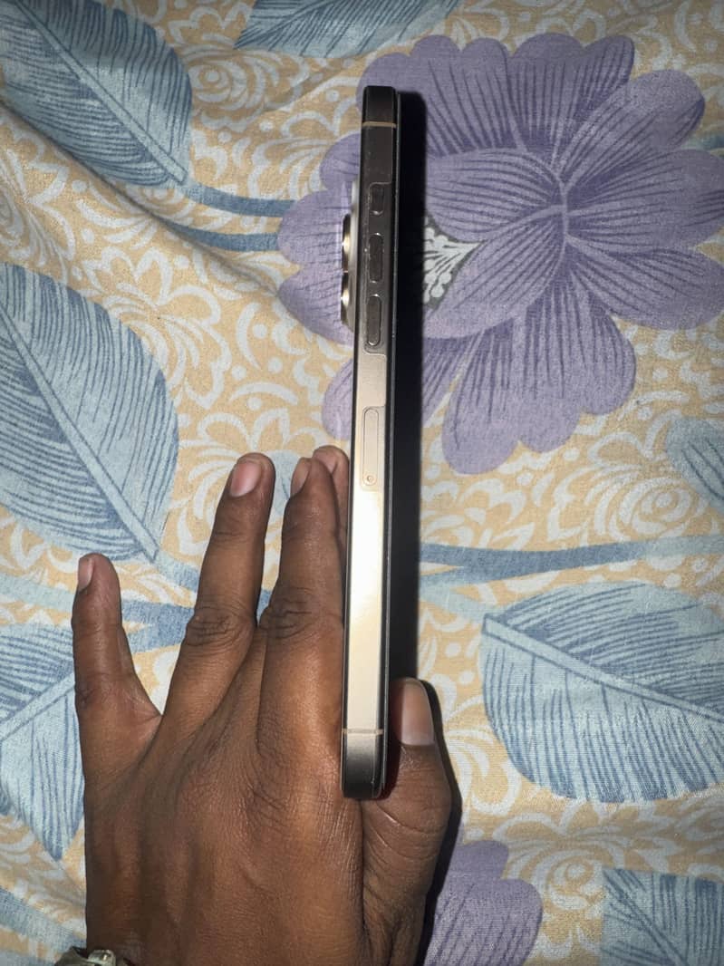 Apple iPhone 16 Pro Max 6