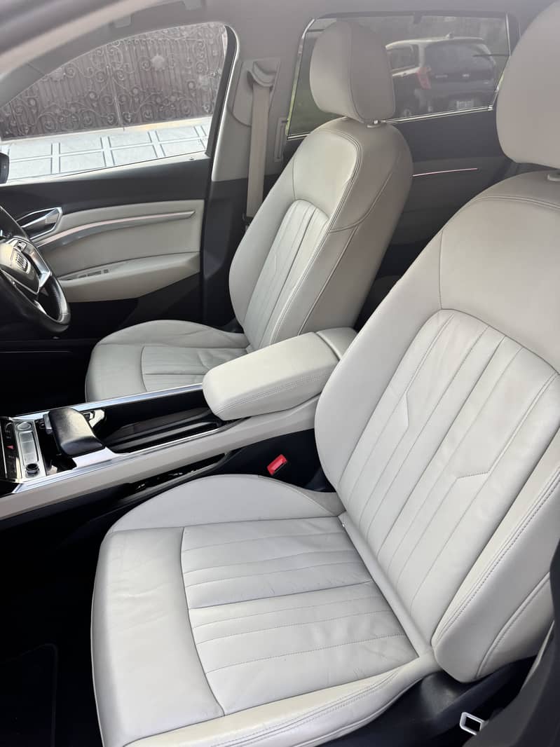Audi E-Tron 2020 8
